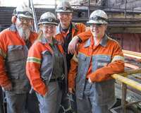 Stahlwerkmitarbeitende in Arbeitskleidung