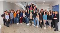 gGmbH- Weihnachtsgruppenbild 53 Mitarbeitende der DIHK-Bildungs-gGmbH