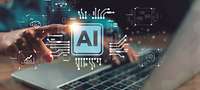 Nahaufnahme von Händen, die auf einer Laptop-Tastatur tippen, während über dem Bildschirm das Icon 'AI' schwebt.