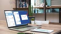 Briefumschlag erscheint als Symbol auf einem Laptop-Bildschirm