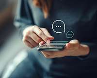 Frau tippt in ein Smartphone