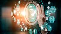 Digital komponiertes Symbolbild: Hand mit zahlreichen virtuellen Icons, etwa zu Checklisten, Gesetzen oder Büchern 
