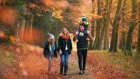 Familie mit Kindern auf einem Herbstspaziergang