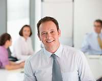 Digital Change Manager: Mann im Office, im Hintergrund Kollegen