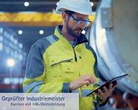 Mann in Arbeitskleidung steht mit Tablet in einer Werkhalle. Eingeklinkter Text: Geprüfter Industriemeister 