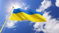 Ukraine-Flagge vor blauem Himmel 